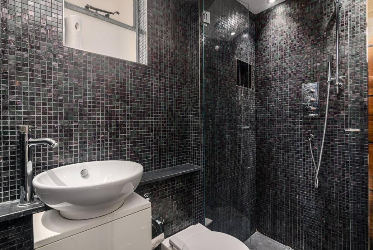 Award-Winning Designer Apartment Лондон Экстерьер фото