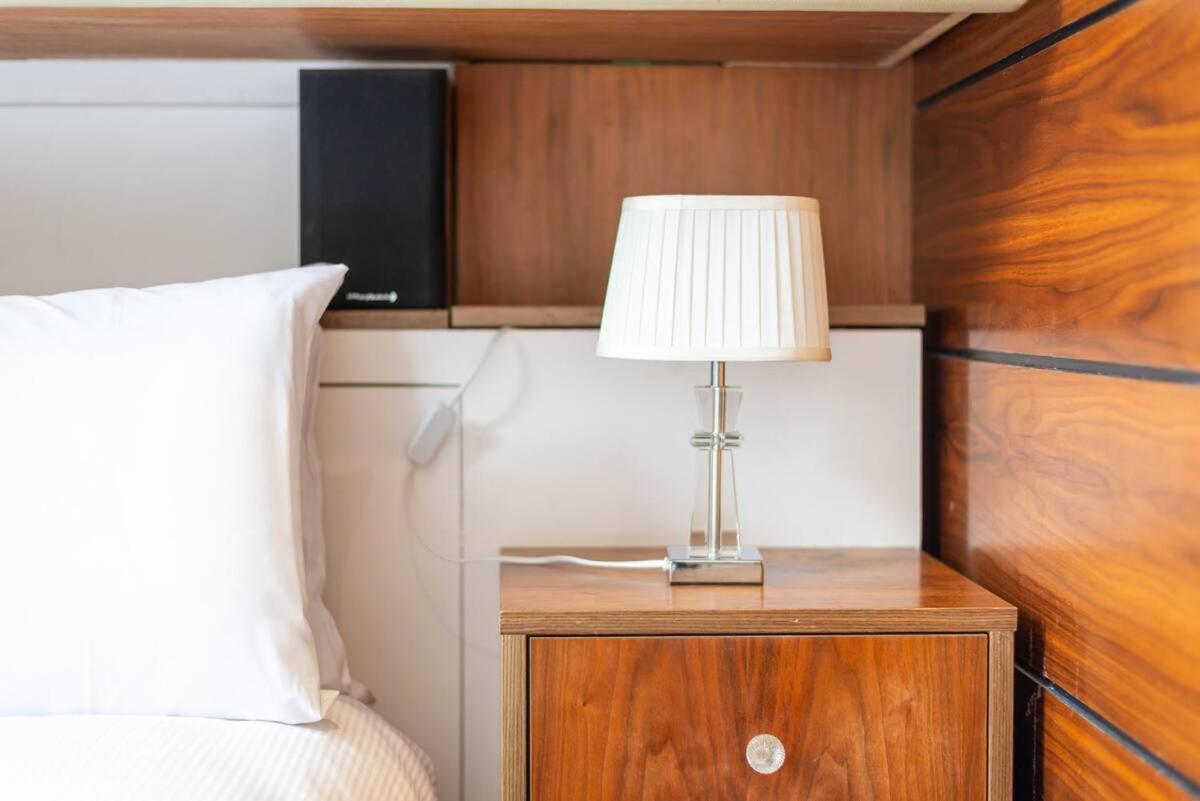 Award-Winning Designer Apartment Лондон Экстерьер фото